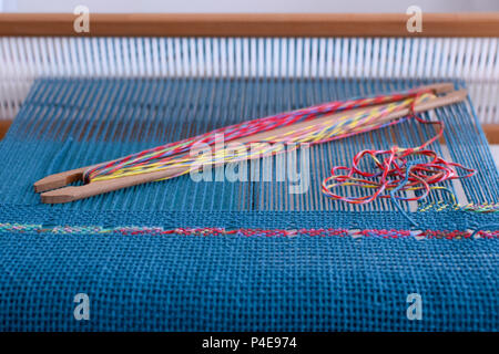 L'Espagnol dentelle tissage sur métier à tisser avec l'heddle rigide chaîne et trame couleur bleu Banque D'Images