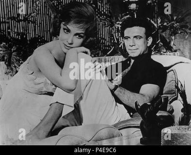 ESCENA DE LA PELICULA 'DESNUDO frente al Mundo" - 1961 - Gina Lollobrigida Y TONY FRANCIOSA - (Etats-Unis). Auteur : Ronald MACDOUGALL. Banque D'Images