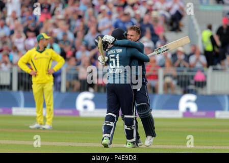 Jason Roy d'Angleterre célèbre son siècle avec Jonny Bairstow durant la journée un match international à l'Unis Riverside, Chester-le-Street. ASSOCIATION DE PRESSE Photo. Photo date : Jeudi 21 juin 2018. Voir l'histoire de l'Angleterre CRICKET PA. Crédit photo doit se lire : Richard Ventes/PA Wire. RESTRICTIONS : un usage éditorial uniquement. Pas d'utilisation commerciale sans accord écrit préalable de la BCE. Utilisez uniquement de l'image fixe. Pas d'images en mouvement pour émuler la diffusion. Aucun retrait ou obscurcissant de sponsor de logos. Banque D'Images