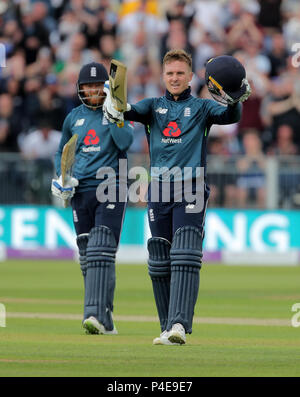 Jason Roy d'Angleterre célèbre son siècle avec Jonny Bairstow durant la journée un match international à l'Unis Riverside, Chester-le-Street. Banque D'Images