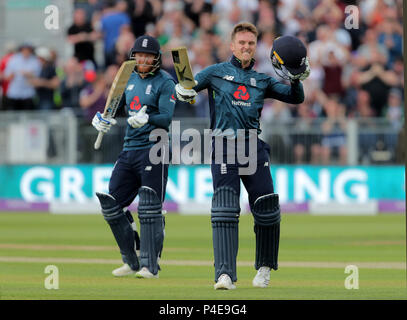 Jason Roy d'Angleterre célèbre son siècle avec Jonny Bairstow durant la journée un match international à l'Unis Riverside, Chester-le-Street. Banque D'Images