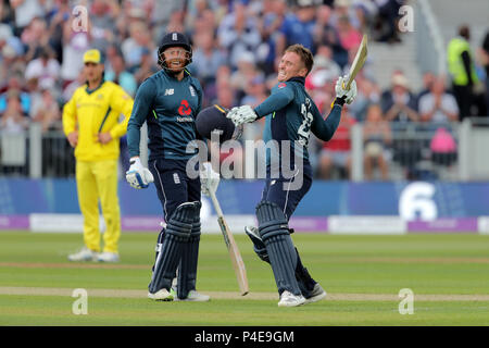 Jason Roy d'Angleterre célèbre son siècle au cours de la journée un match international à l'Unis Riverside, Chester-le-Street. Banque D'Images