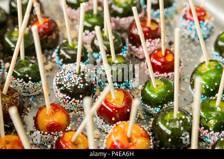 Le bac de minuscules pommes caramel en dessert les collations à l'événement d'entreprise banquet de gala Banque D'Images