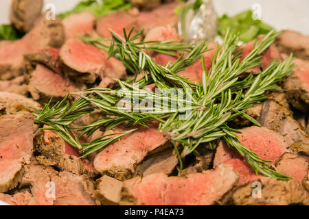 Grand bol de tranches fraîchement torréfié ou premier viande bovine pour la restauration à un événement d'entreprise banquet de gala Banque D'Images