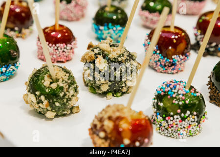 Le bac de minuscules pommes caramel en dessert les collations à l'événement d'entreprise banquet de gala Banque D'Images