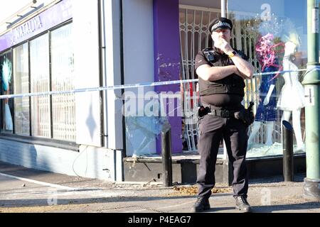 Les lieux d'un incident où il est entendu que quatre chevaux et un chariot élévateur sont d'avoir écrasé dans la fenêtre d'un magasin de vêtements sur la route de Londres à Ascot, à une courte distance de marche de l'hippodrome. Banque D'Images