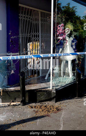 Les lieux d'un incident où il est entendu que quatre chevaux et un chariot élévateur sont d'avoir écrasé dans la fenêtre d'un magasin de vêtements sur la route de Londres à Ascot, à une courte distance de marche de l'hippodrome. Banque D'Images