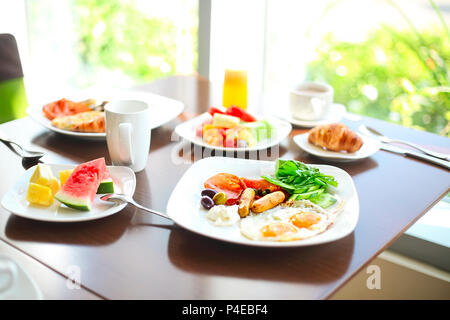 Matin petit déjeuner en famille avec des œufs, du café et des fruits. Close up Banque D'Images