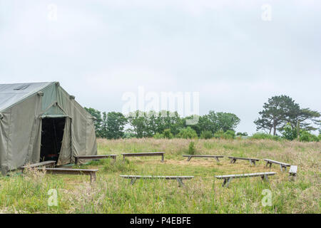 Domaine tente avec cercle de petit banc coin, avec l'exemplaire de l'espace. Métaphore de lieu de réunion, assis dans un cercle rond, circulaire discussions, etc. Banque D'Images