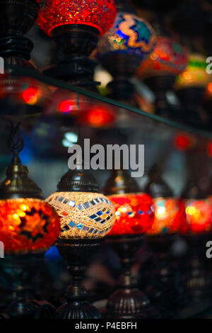 Les lampes décoratives turc en vente sur le grand bazar à Istanbul TURQUIE Banque D'Images