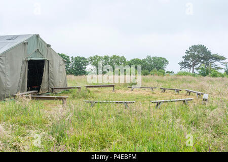 Domaine tente avec cercle de petit banc coin. Métaphore de lieu de réunion, assis dans un cercle rond, circulaire discussions, etc. Banque D'Images