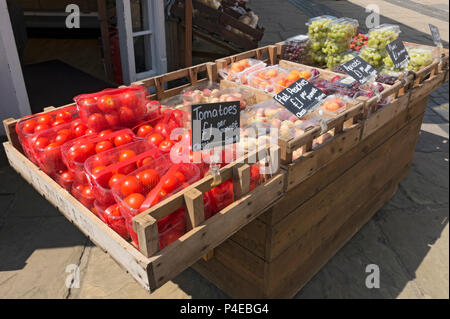 Punnets de fruits frais à vendre hors magasin en été Thirsk North Yorkshire Angleterre Royaume-Uni Grande-Bretagne Banque D'Images