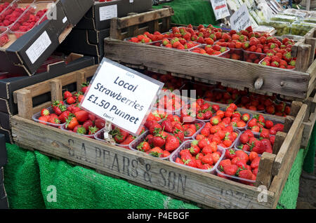 Punnets de fraises locales fruits à vendre sur le marché stalle en été Thirsk North Yorkshire Angleterre Royaume-Uni Grande-Bretagne Banque D'Images