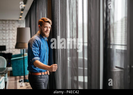 Man enjoying view de la luxueuse chambre d'hôtel Banque D'Images