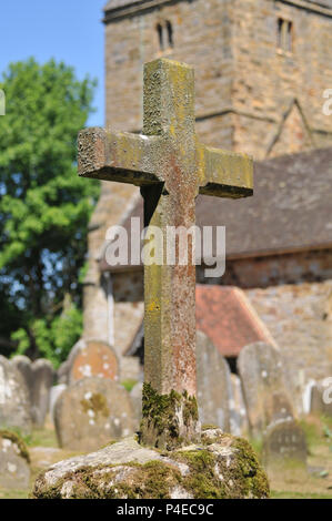 Une pierre tombale croix dans le sol de St Mary the Virgin, Hartfield, Kent, UK. Banque D'Images