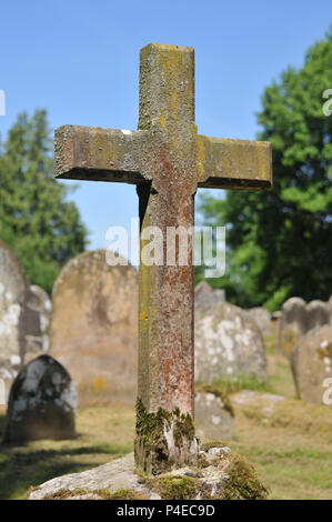 Une pierre tombale croix dans le sol de St Mary the Virgin, Hartfield, Kent, UK. Banque D'Images