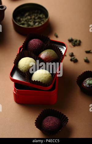 Truffes au chocolat et au fort et d'un plateau de nourriture, close-up Banque D'Images