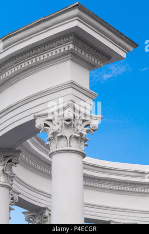 Portique rond classique fragment vertical blanc, colonnes sous ciel bleu Banque D'Images