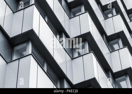 Fragments d'architecture abstraite, angles de murs d'acier, modèle avec windows. Effet filtre tonal Banque D'Images
