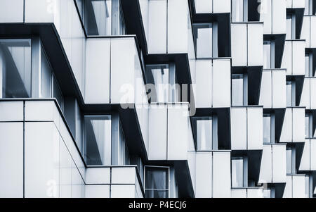 Fragments d'architecture abstraite, angles de murs, modèle d'acier avec des fenêtres. Filtre de tons bleu Banque D'Images