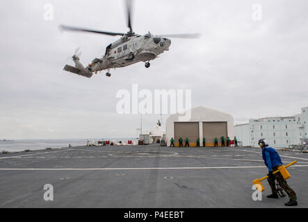 180617-N-RM689-0293 TOKYO, Japon (17 juin 2018) l'Aviation maître de Manœuvre (l'aéronef) 3e classe Miranda Browning, affectés à la commande de transport maritime militaire navire-hôpital USNS Mercy (T-AH 19) pour le Partenariat du Pacifique 2018 (PP18), détient la cale et les chaînes comme un SH-60K Sea Hawk, jointe à la Force maritime d'autodéfense japonaise (JMSDF), décolle à la merci d'envol au cours d'une équipe de formation médicale bilatérale entre forage et miséricorde. personnel JMSDF USNS Mercy fait escale à Yokosuka et Tokyo pour promouvoir les relations entre les marins de la Marine américaine et japonaise citi Banque D'Images