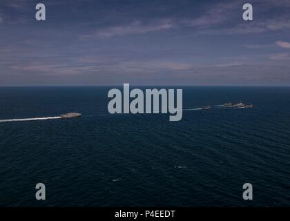 180617-N-FV739-215 Golfe de Thaïlande (17 juin 2018) - USS Mustin (DDG 89), HTMS Naresuan (FFG) 421, 422 (FFG Taksin HTMS), HTMS Bangpakong FFG (456) et de l'USNS au Nouveau-Brunswick (T-EPF 6) assembler en formation lors d'un PHOTOEX en soutien à la coopération de l'état de préparation et de formation à flot (CARAT) Thaïlande 2018. L'exercice multilatéral (carat), dans son 2e tour et impliquant les États-Unis, Singapour et la Thaïlande, est conçu pour renforcer les capacités mutuelles dans un large spectre de la guerre navale qui permettent aux marines partenaire d'opérer efficacement ensemble comme une force maritime unifié. (U.S. Photo par Marine Communication de Masse Banque D'Images