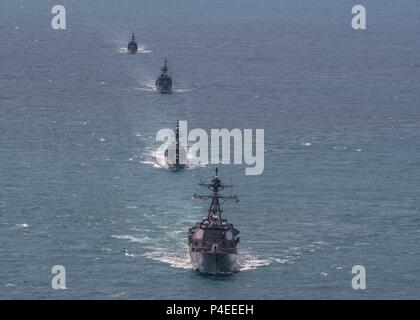 180617-N-FV739-114 Golfe de Thaïlande (17 juin 2018) - USS Mustin (DDG 89), HTMS Naresuan (FFG), 421 (FFG Taksin HTMS) 422 et 456 HTMS Bangpakong (FFG) assembler en formation lors d'un PHOTOEX en soutien à la coopération de l'état de préparation et de formation à flot (CARAT) Thaïlande 2018. L'exercice multilatéral (carat), dans son 2e tour et impliquant les États-Unis, Singapour et la Thaïlande, est conçu pour renforcer les capacités mutuelles dans un large spectre de la guerre navale qui permettent aux marines partenaire d'opérer efficacement ensemble comme une force maritime unifié. (U.S. Photo par marine Spécialiste de la communication de masse de la classe de 3ème Banque D'Images