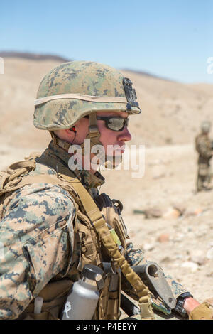 Le Cpl. Tristan Dugas, un chef d'équipe avec la Compagnie A, 1er Bataillon, 23e Régiment de Marines, 4e Division de marines, observe son équipe préparent leurs M240 machine gun pour un parcours du combattant, avant d'engager un ennemi fictif, au cours de l'exercice de formation intégrée, 4-18 à bord Marine Corps Air Ground Combat Center Twentynine Palms, Californie, le 16 juin 2018. L'ITX 4-18 fournit sur les éléments du groupe de travail l'occasion de se soumettre à des évaluations des compétences de niveau de service afin qu'ils puissent s'intégrer de façon transparente avec le service actif Marines en cas de crises qui nécessite une réponse rapide. (U.S. Marine Banque D'Images