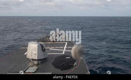 180618-N-HV059-1233 Golfe de Thaïlande (18 juin 2018), USS Mustin (DDG 89) Une classe Arleigh Burke destroyer lance-missiles, des incendies sa marque 45, des armes à feu au cours d'un exercice de tir de tir réel effectué avec les navires de la Marine royale thaïlandaise de coopération au cours de préparation et de formation à flot (CARAT) Thaïlande 2018. L'exercice multilatéral (carat), dans son 2e tour et impliquant les États-Unis, Singapour et la Thaïlande, est conçu pour renforcer les capacités mutuelles dans un large spectre de la guerre navale qui permettent aux marines partenaire d'opérer efficacement ensemble comme une force maritime unifié. (U.S. Photo de la marine en masse Communicati Banque D'Images