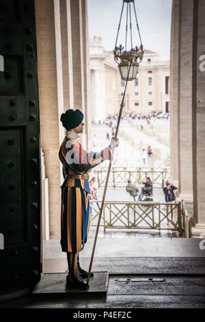 5 mai 2018, l'Italia, Vatican : 05.05.2018, Italie, Vatican : un des gardes de la Garde Suisse Pontificale garde les Portone di Bronzo, l'entrée de Palais apostolique. Dans le monde d'utilisation | Banque D'Images