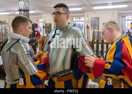 6 mai 2018, l'Italia, Vatican : Gardes de la Garde Suisse Pontificale mis sur leurs armures dans l'Armory. Dans le monde d'utilisation | Banque D'Images