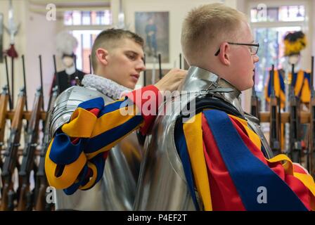 6 mai 2018, l'Italia, Vatican : Gardes de la Garde Suisse Pontificale mis sur leurs armures dans l'Armory. Dans le monde d'utilisation | Banque D'Images