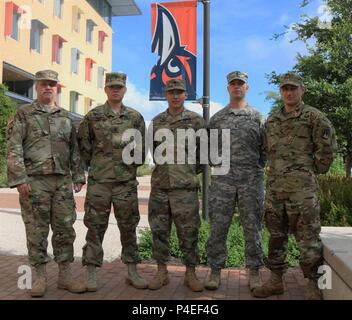 Ce groupe de soldats de l'Armée américaine à partir de l'Ouest et du sud-ouest Centres de la cyberprotection, Réserve de l'Armée de Cyber Operations Group (ARCOG), 335e la commande Signal (théâtre), ont participé à la Cyber-X-Games 2018, accueillie par l'ARCOG et l'Université du Texas à San Antonio (UTSA), ont été officiellement nommé comme l'un des trois premiers de la compétition le 17 juin à l'UTSA. Le Cyber X-Games est un exercice de cinq jours animé par le milieu universitaire et militaire composé de partenariats et de reconnaissance de l'enquête de l'environnement cybernétique, injecter de la détection et de l'intervention, et de vivre de l'agrégation de rouge/bleu. Cette année, le gam Banque D'Images