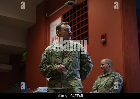 L'ARMÉE AMÉRICAINE Tyler oseille, actuellement affecté à l'ouest de Cyber Protection Center, Réserve de l'Armée de Cyber Operations Group (ARCOG), 335e la commande Signal (théâtre), rend le mémoire final avec son équipe au cours de la Cyber 2018 X-Games, organisé par l'ARCOG et l'Université du Texas à San Antonio (UTSA), le 17 juin à l'UTSA. Oseille et son équipe ont été parmi les trois premiers pour la compétition. Le Cyber X-Games est un exercice de cinq jours animé par le milieu universitaire et militaire composé de partenariats et de reconnaissance de l'enquête de l'environnement cybernétique, injecter de la détection et de l'intervention, et vivre le rouge/bleu Banque D'Images