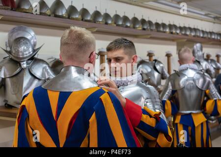 6 mai 2018, l'Italia, Vatican : Gardes de la Garde Suisse Pontificale mis sur leurs armures dans l'Armory. Dans le monde d'utilisation | Banque D'Images