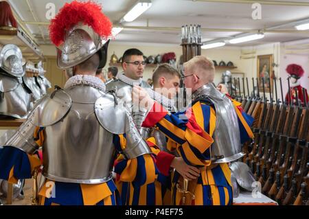 6 mai 2018, l'Italia, Vatican : Gardes de la Garde Suisse Pontificale mis sur leurs armures dans l'Armory. Dans le monde d'utilisation | Banque D'Images