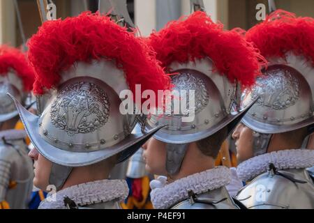 6 mai 2018, l'Italia, Vatican : Gardes de la Garde suisse en armure se tiennent côte à côte. Dans le monde d'utilisation | Banque D'Images