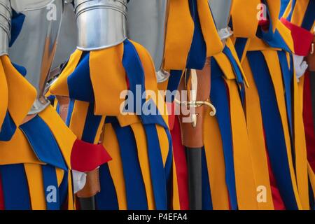 6 mai 2018, l'Italia, Vatican : Gardes de la Garde suisse en armure se tiennent côte à côte. Dans le monde d'utilisation | Banque D'Images