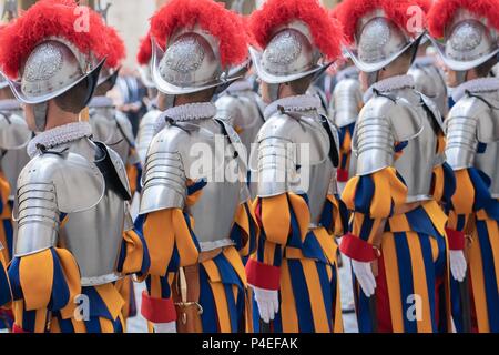 6 mai 2018, l'Italia, Vatican : Gardes de la Garde Suisse pontificale se tiennent côte à côte. Dans le monde d'utilisation | Banque D'Images