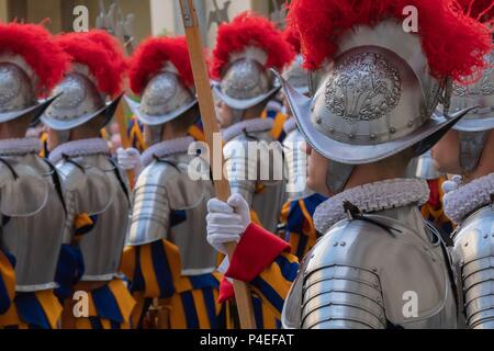 6 mai 2018, l'Italia, Vatican : Gardes de la Garde suisse en armure se tiennent côte à côte. Dans le monde d'utilisation | Banque D'Images