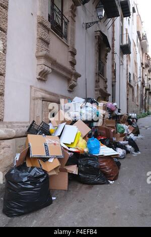 Les déchets et détritus à Palerme - Sicile - ici à Corso Vittorio Emanuele, dans la vieille ville historique Avril 2018 | Conditions dans le monde entier Banque D'Images