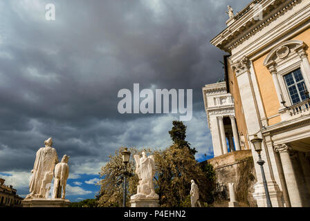 Ciel d'orage et noir nuages menaçants sur Capitole Square de beaux monuments à Rome Banque D'Images