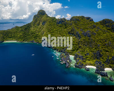 Vue aérienne d'une belle île tropicale avec des falaises et des montagnes dans l'archipel de Bacuit, Philippines Banque D'Images