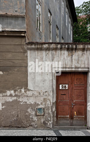 Old weathered façade de bâtiment à prague Europe Banque D'Images