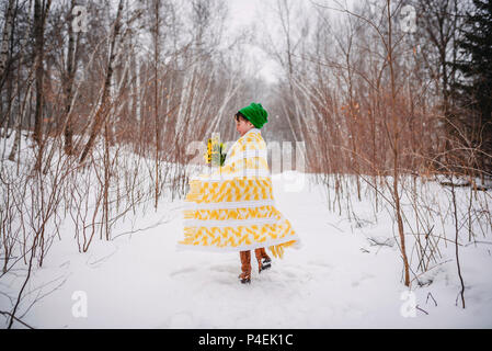 Girl holding a bouquet de fleurs autour de la filature dans la neige Banque D'Images