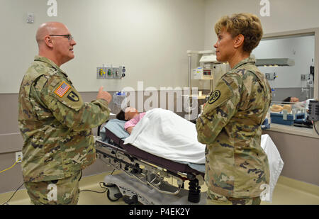 HONOLULU - Le Colonel Dwight Kellicut, gauche, chef de chirurgie vasculaire à Tripler Army Medical Center (CGAT) discute avec les initiatives de formation en traumatologie Chirurgien général de l'armée, le lieutenant général Nadja Y. À l'Ouest, à droite, au cours d'une visite de la CGAT Centre de simulation médicale de fournir plus d'informations sur les capacités de formation unique du CGAT à l'appui de la préparation médicale, juin, 19. À l'Ouest, le 44e Chef du service pour l'armée américaine et le commandant de l'US Army Medical Commande, a également rencontré des hauts dirigeants et administrateurs de CGAT pour fournir le soutien du leadership, d'identifier les meilleures pratiques, et de discuter de l'avenir de l'Ar Banque D'Images