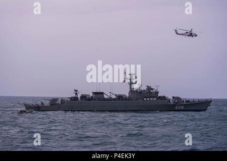 180619-N-FV739-001 Golfe de Thaïlande (19 juin 2018) - USS Mustin (DDG 89) voiles aux côtés de navires de la Marine royale thaïlandaise HTMS Bangpakong FFG (422) au cours d'une visite, un conseil, une perquisition et saisie (VBSS) à l'appui de la coopération de l'exercice de préparation et de formation à flot (CARAT) Thaïlande 2018. L'exercice multilatéral (carat), dans son 2e tour et impliquant les États-Unis, Singapour et la Thaïlande, est conçu pour renforcer les capacités mutuelles dans un large spectre de la guerre navale qui permettent aux marines partenaire d'opérer efficacement ensemble comme une force maritime unifié. (U.S. Photo par marine Spécialiste de la communication de masse 3e Banque D'Images