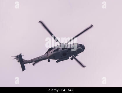 180619-N-FV739-006 Golfe de Thaïlande (19 juin 2018) - une Marine royale thaïlandaise S-70B hélicoptère survole l'USS Mustin (DDG 89) au cours d'une visite bilatérale, de sélection, de perquisition et de saisie (VBSS) à l'appui de la coopération de l'exercice de préparation et de formation à flot (CARAT) Thaïlande 2018. L'exercice multilatéral (carat), dans son 2e tour et impliquant les États-Unis, Singapour et la Thaïlande, est conçu pour renforcer les capacités mutuelles dans un large spectre de la guerre navale qui permettent aux marines partenaire d'opérer efficacement ensemble comme une force maritime unifié. (U.S. Photo par marine Spécialiste de la communication de masse de la classe de 3ème Banque D'Images