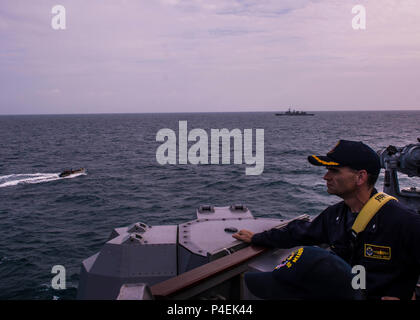 180619-N-FV739-025 Golfe de Thaïlande (19 juin 2018) - Le Cmdr. Warren Smith, commandant du USS Mustin (DDG 89), observe une visite bilatérale, de sélection, de perquisition et de saisie (VBSS) à l'appui de la coopération de l'exercice de préparation et de formation à flot (CARAT) Thaïlande 2018. L'exercice multilatéral (carat), dans son 2e tour et impliquant les États-Unis, Singapour et la Thaïlande, est conçu pour renforcer les capacités mutuelles dans un large spectre de la guerre navale qui permettent aux marines partenaire d'opérer efficacement ensemble comme une force maritime unifié. (U.S. Photo par marine Spécialiste de la communication de masse 3 Classe C Banque D'Images