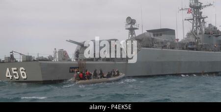 180619-N-HV059-1014 Golfe de Thaïlande (19 juin 2018) marins affectés à l'USS Mustin (DDG 89) se préparer à bord HTMS Bangpakong FFG (456) tout en participant à la visite, de sélection, de perquisition et de saisie avec la formation des marins de la Marine royale thaïlandaise de coopération au cours de préparation et de formation à flot (CARAT) Thaïlande 2018. L'exercice multilatéral (carat), dans son 2e tour et impliquant les États-Unis, Singapour et la Thaïlande, est conçu pour renforcer les capacités mutuelles dans un large spectre de la guerre navale qui permettent aux marines partenaire d'opérer efficacement ensemble comme une force maritime unifié. (U.S. Photo par Marine C Masse Banque D'Images